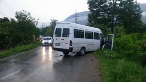 Microbuz cu 16 pasageri la bord, implicat într-un accident în pe DN 67, în Mehedinți