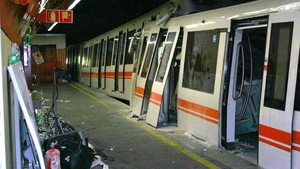 Un bărbat a împins o femeie în faţa metrolului. Victima lucra ca ospătăriţă şi...