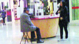 Incredibila decadere a lui Joe Jackson, tatal lui Michael! Vinde aftershave in mall