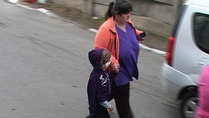 O fetiţă de şapte ani e în stare gravă după ce-a fost atacată de-un maidanez. Totul s-a întâmplat în faţa blocului în care locuia 