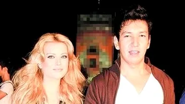 Elena Gheorghe respecta cu sfintenie traditiile machedonesti la nunta. Joaca hlambura si fac miei la protap