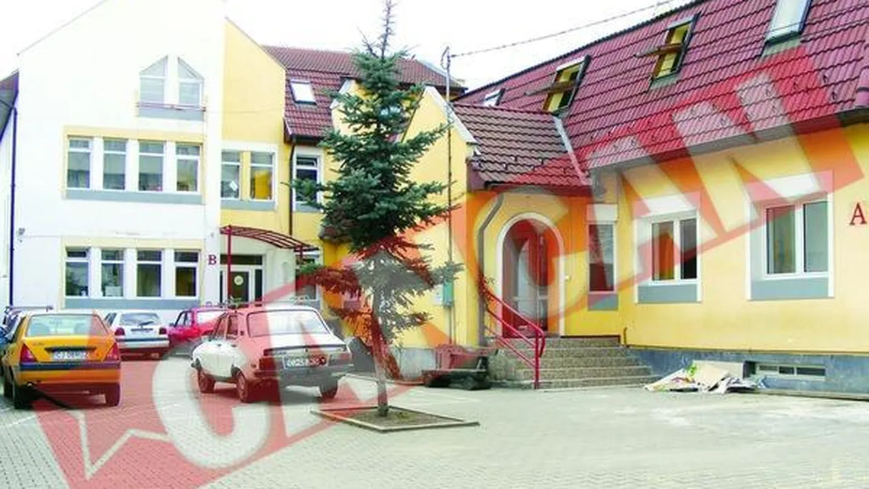 A cazut in cap in timp ce spala geamurile gradinitei