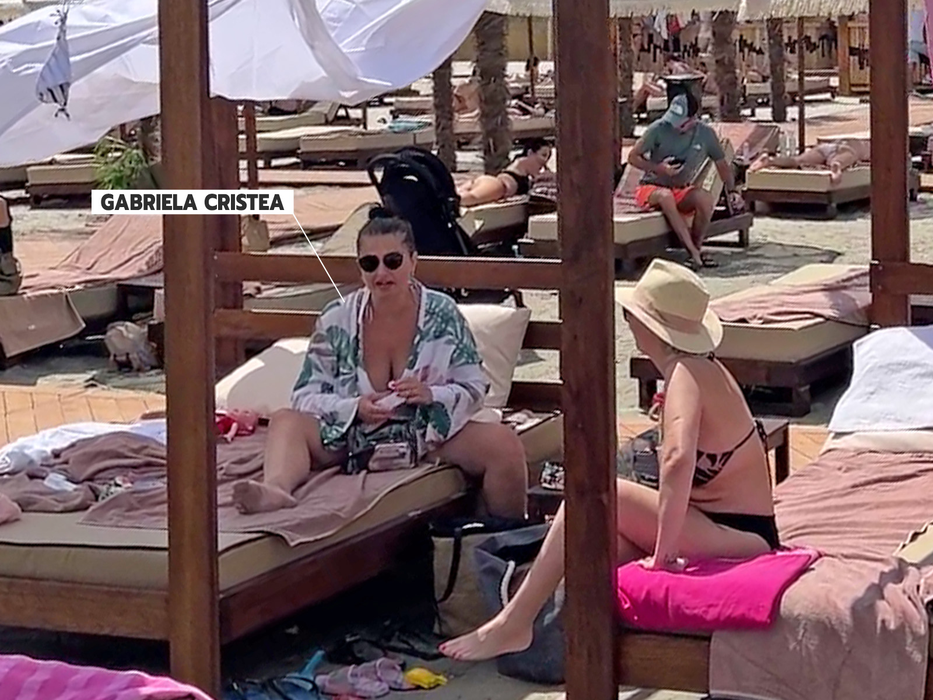 Gabriela Cristea, alături de prietene, la Mamaia