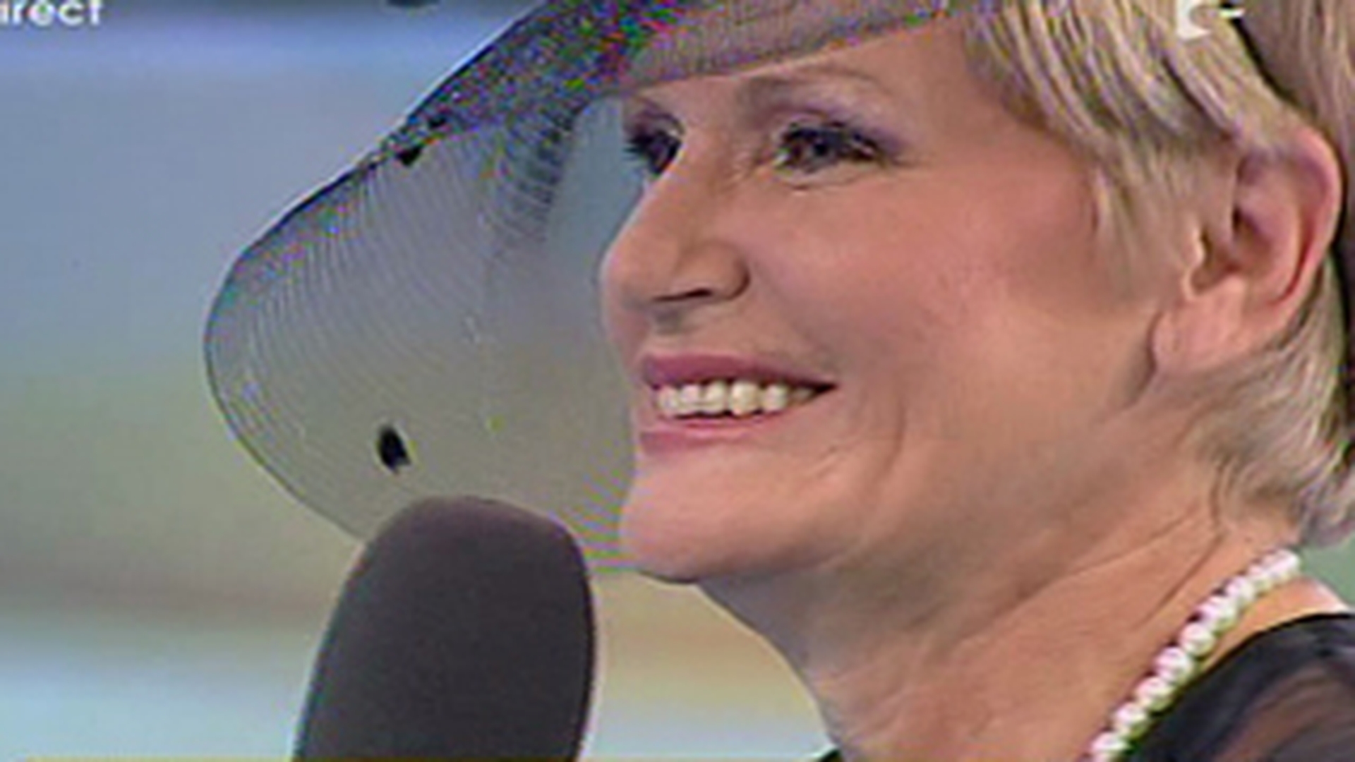VIDEO Monica Tatoiu este retro! Isi cumpara haine second-hand din targurile bucurestene!