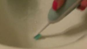 VIDEO A spalat WC-ul cu periuta de dinti a iubitului ei