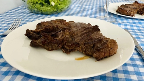 A cumpărat o bucată de carne de vită din supermarket și, ajuns acasă, a gătit-o pe grătar. După prima înghițitură, a simtit că ceva nu e în regulă. Ce s-a întâmplat, de fapt