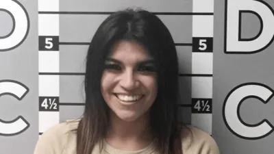 Fotografia care a făcut senzație. O tânără mulțumită că s-a răzbunat pe fostul iubit zâmbește larg în poza din arest