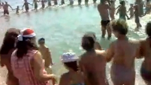 VIDEO Flash mob de Romania! Zeci de turisti au incins o hora pe plaja si in mare! Asta da atractie pentru straini!