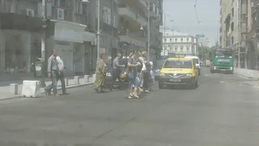 Emil Boc, agatat pe o trecere de pietoni din Capitala! Uite ce gest neasteptat a facut o pensionara!