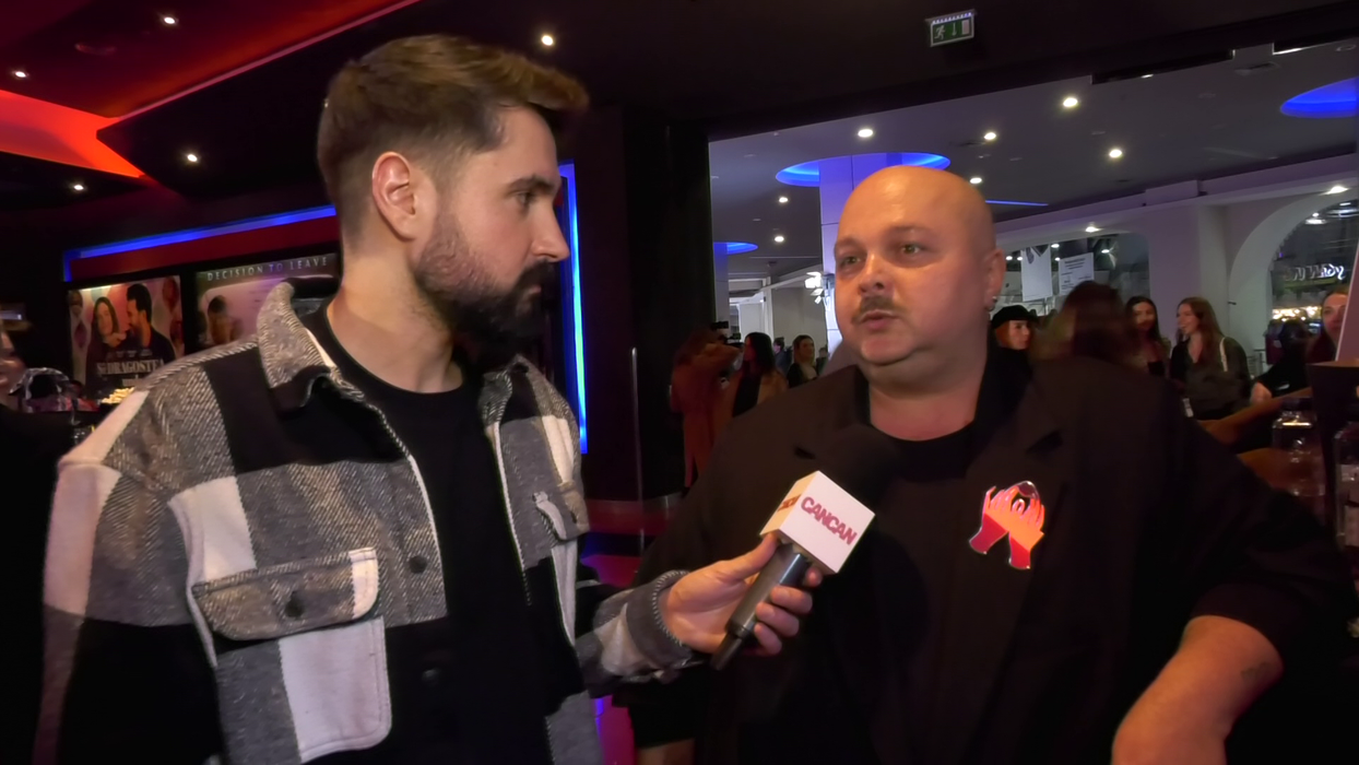 Zarug: "Nu sunt o ființă foarte romantică, pentru că sunt destul de cinic și foarte cerebral. Și atunci mi-e greu să mă pierd în buchete în formă de inimioară și ciocolățele, petale și vioară la o cină cu spaghetă!" (Foto: captură video)