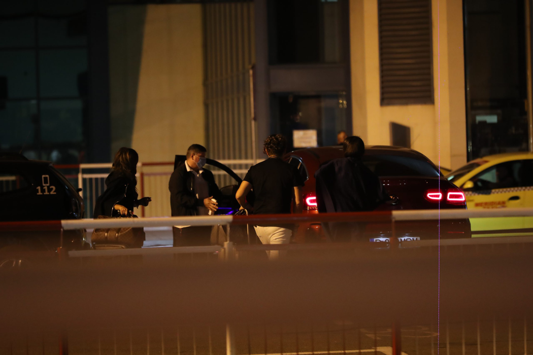 Sheila și Bogdan Ionescu, alături de un cuplu de amici, încarcă bagajele în portbagaj, după ce au revenit din Istanbul