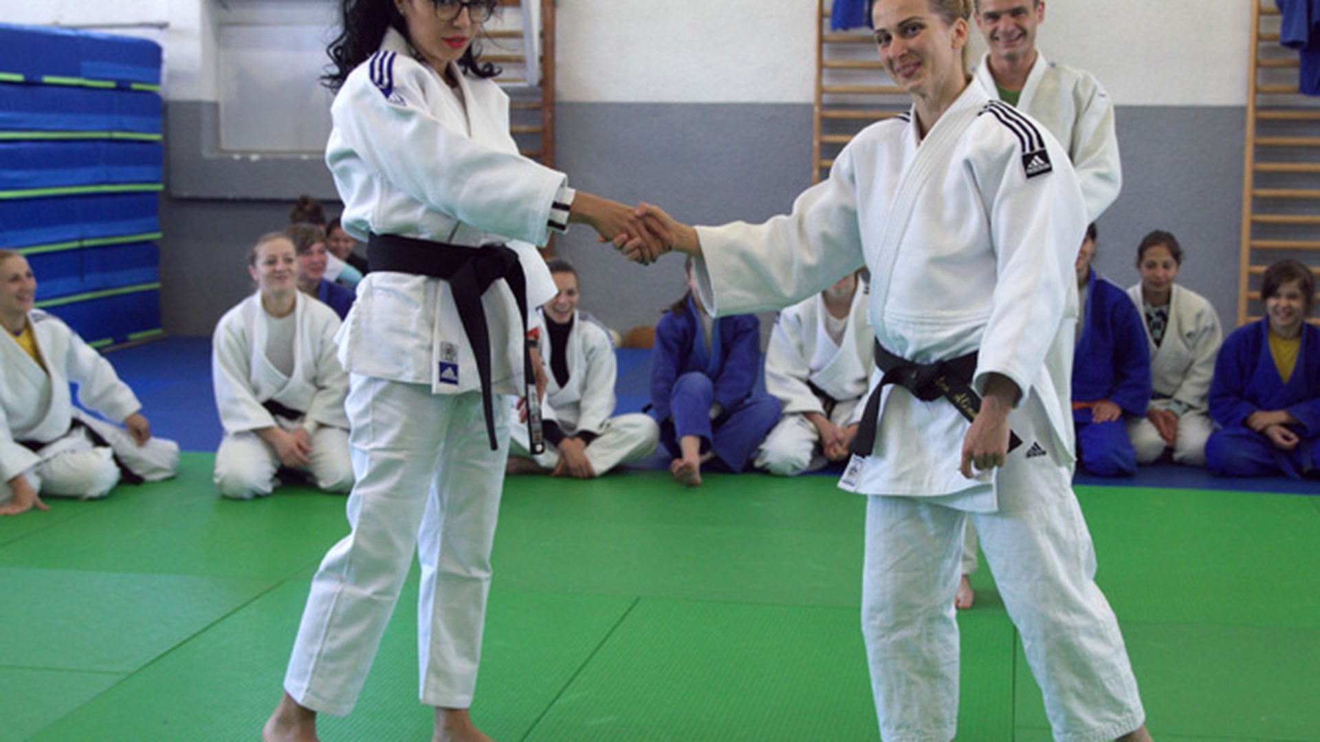 DJ Wanda ia lectii de judo de la campioana Alina Dumitru