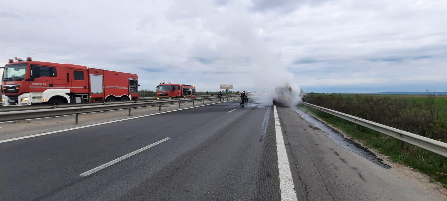 Pericol de explozie pe A1. O cisternă cu benzină și motorină a luat foc| VIDEO