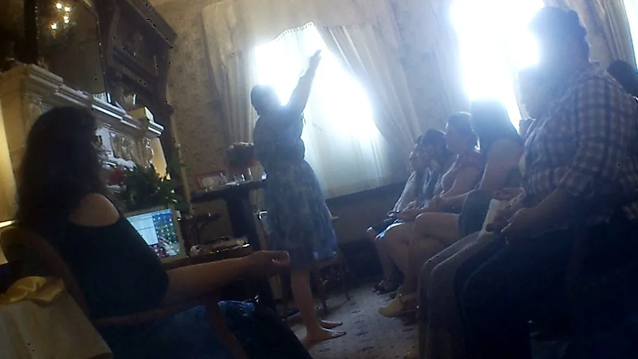 Imagini halucinante din timpul ritualului Ritei Muresan! Uite cum ia legatura cu ingerii!