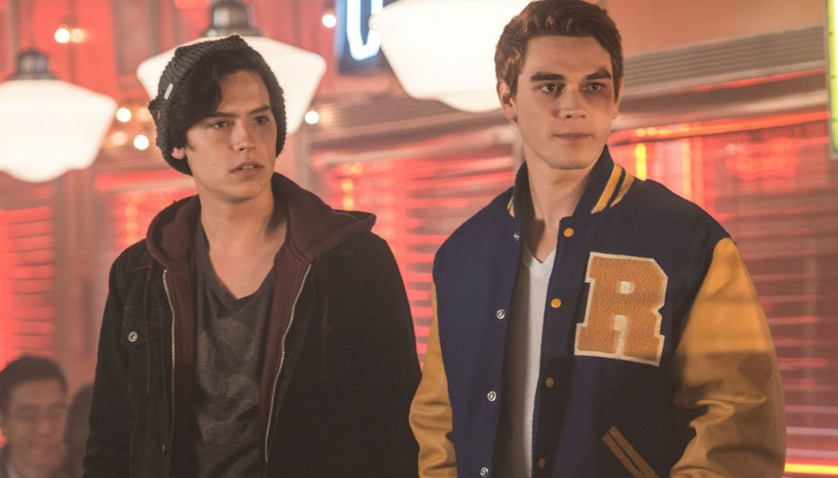 Cole Sprouse (stânga) a fost la un pas să meargă în acea noapte cu maşina colegului său, K.J. Apa (dreapta)