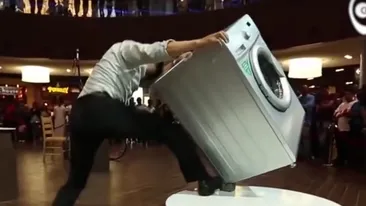 El este ROCKY, artistul care poate pune în echilibru perfect orice obiect! Ce s-a întâmplat când a aşezat o maşină de spălat peste o mică rachetă