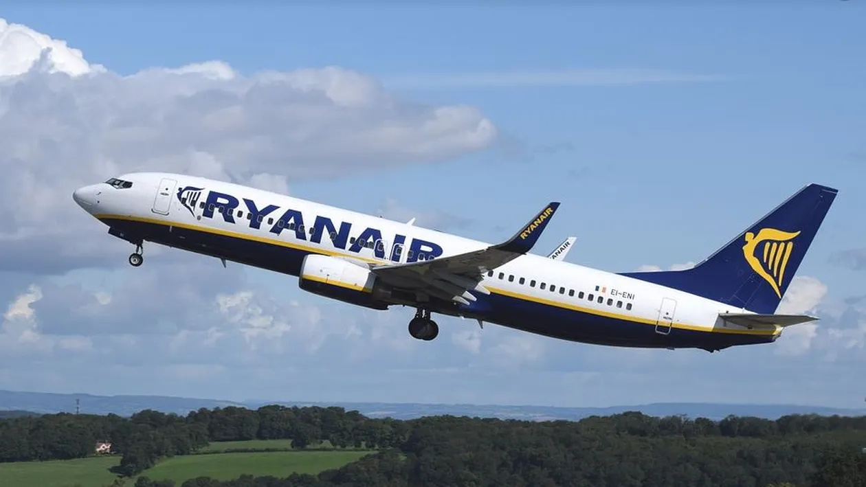 Scene de teroare într-un avion Ryanair, după ce a primit o amenințare cu bombă în timpul zborului! Ce a urmat când au intervenit avioanele de vânătoare
