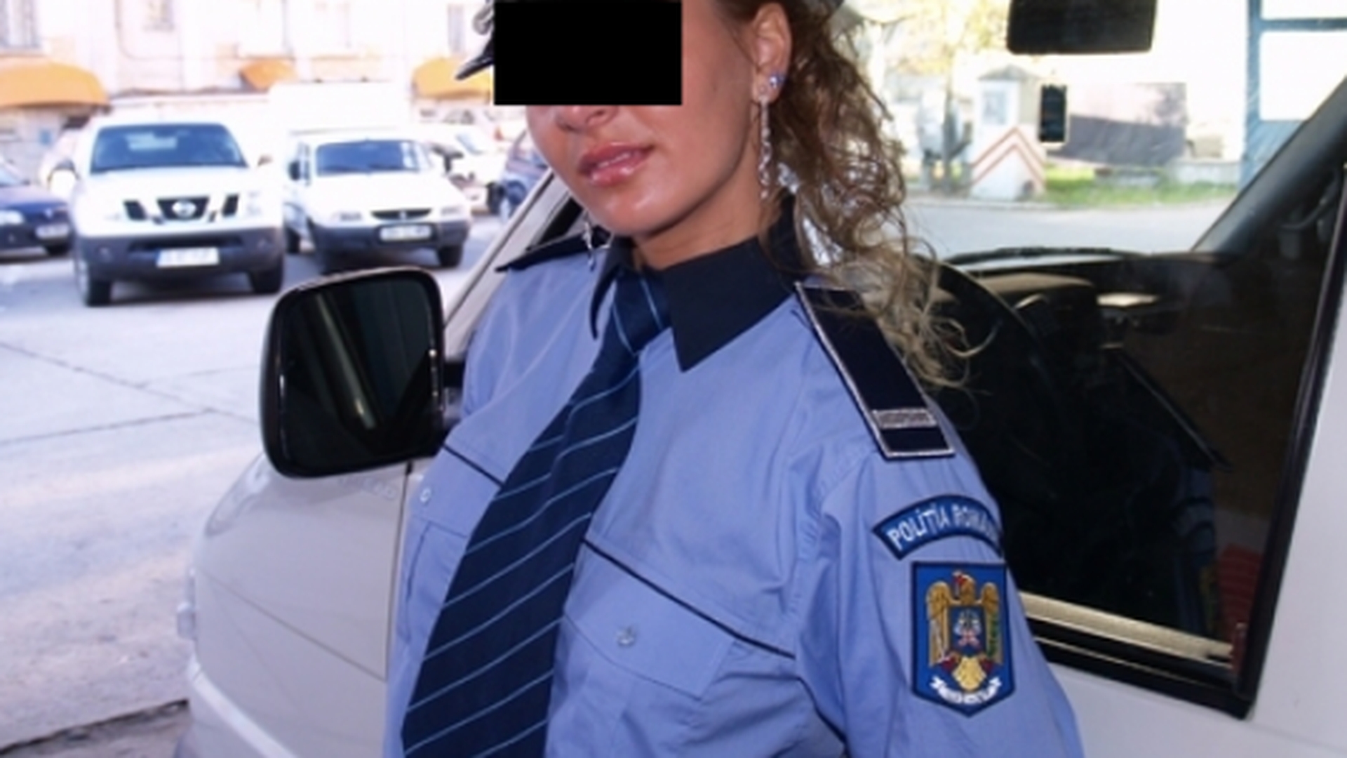 O poliţistă a bătut un şofer beat după ce acesta i-a spus că seamănă cu Elena Udrea!