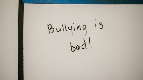 Urmările grave ale bullying-ului! Un elev a sărit de la etaj din cauza umilințelor pe care le-a îndurat. „L-au bătut colegii, îl jigneau”