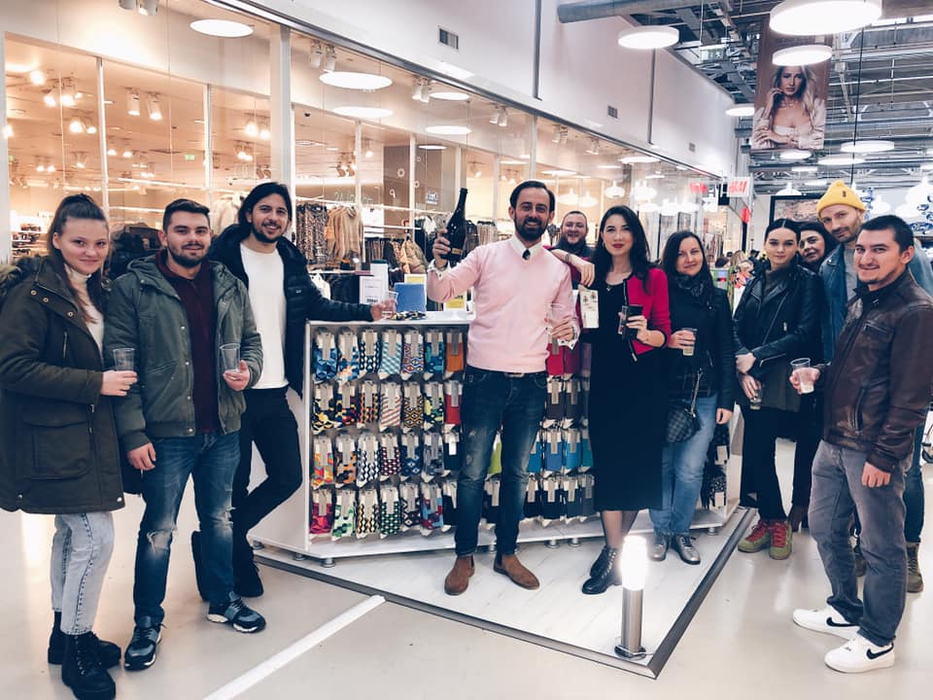 Ilie Pană (centru) a mizat pe roboți în laboratorul de șosete de la Craiova