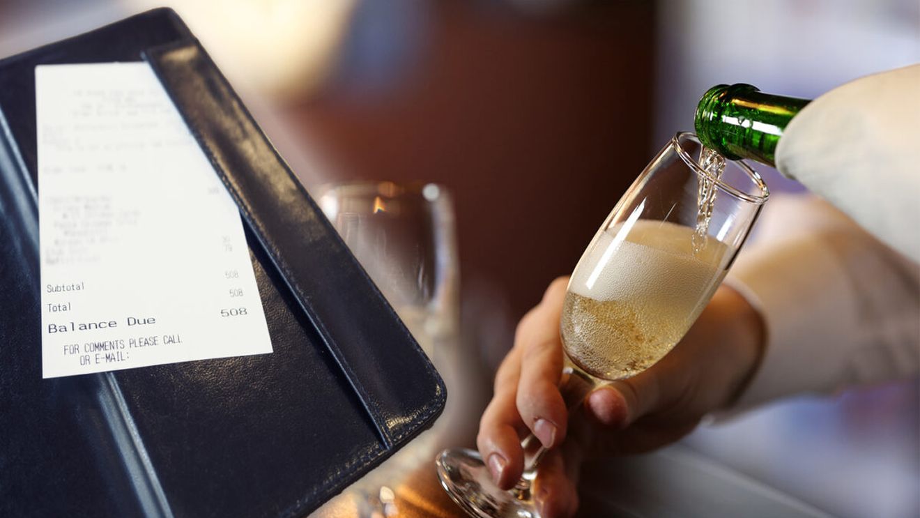 Câți bani a plătit un client pentru o sticlă de șampanie, într-un restaurant. A înlemnit când a văzut nota de plată