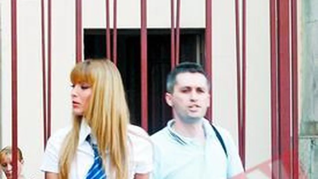 A imbracat uniforma de politist