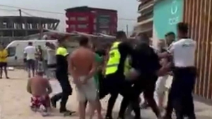 Scene ireale în stațiunea Costinești. Doi turiști au fost încătușați după o bătaie ca în filme cu jandarmii