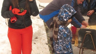 Copiii lui Madalin Ionescu se distreaza mai bine cu Cristina Siscanu decat cu mama lor! Vezi cum se tavalesc in zapada alaturi de ea