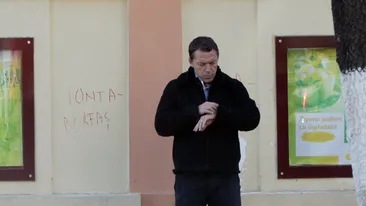 Abandonat in mijlocul strazii, fostul fotbalist Laurentiu Rosu a inceput sa-si parda rabdarea! Vezi aici cum a reactionat!