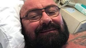 FOTO. Cum arată Sandu Lungu cu barba verde și fațete de metal. “Devin la ceea ce aș putea fi!”