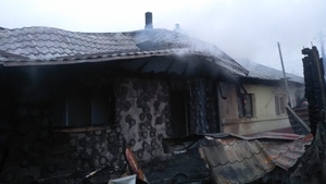 Incendiu violent în Teleorman. S-au trezit în flăcări și fum gros