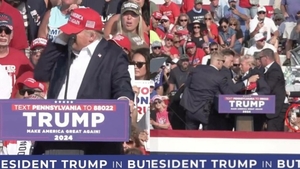 Femeia din spatele lui Donald Trump, comportament suspicios în timpul tentativei de asasinat. Ce făcea