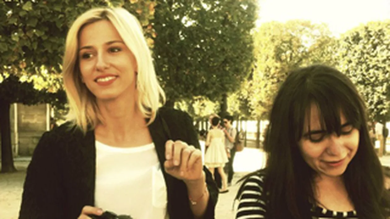 Dana Rogoz s-a intalnit cu prietenele ei din copilarie cu ocazia Saptamanii Modei de la Paris!