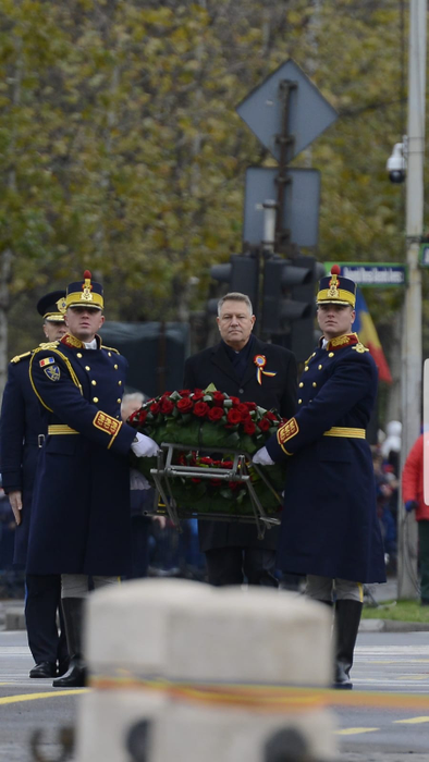 Klaus Iohannis a venit fără soția lui la parada militară din București. Gestul făcut de Carmen Iohannis pe Facebook înainte de Ziua Națională a României