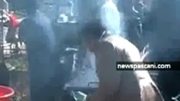 VIDEO Gratar in mijlocul cimitirului la Pascani! Uite cum un grup de rromi da de pomana unei rude de-a lor!