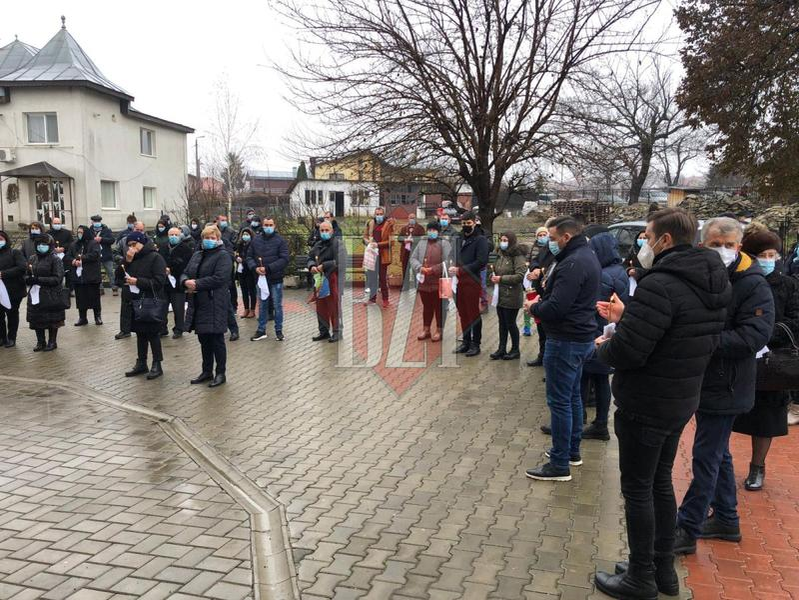 S-a aflat cine l-a găsit spânzurat pe părintele Liviu Crauciuc. Soția lui a lipsit de la înmormântare, dar a trimis o coroană cu flori pe care a scris un mesaj sfâșietor