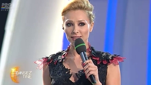 O nouă seara Dansez, o noua aparitie de senzatie! Iulia Vântur nu a mai aparut niciodata la bratul lui Bănică cu aceasta coafura