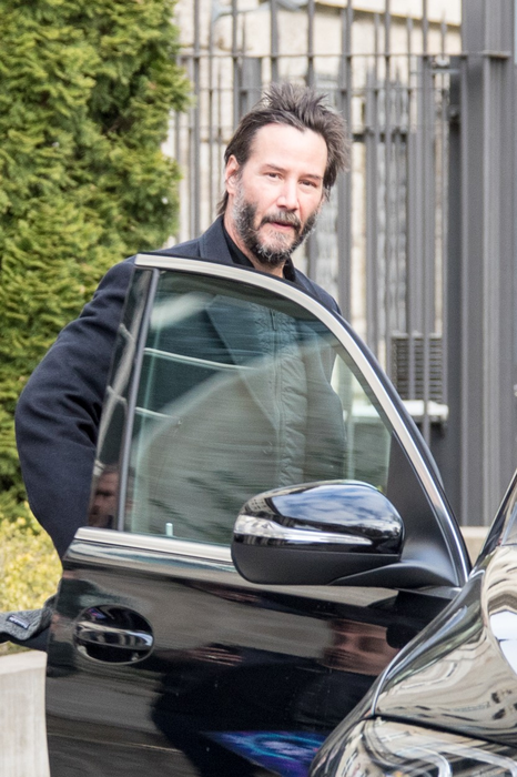 Keanu Reeves surprins în timp ce iese din hotelul său și dă autografe fanilor ( foto Profimedia )