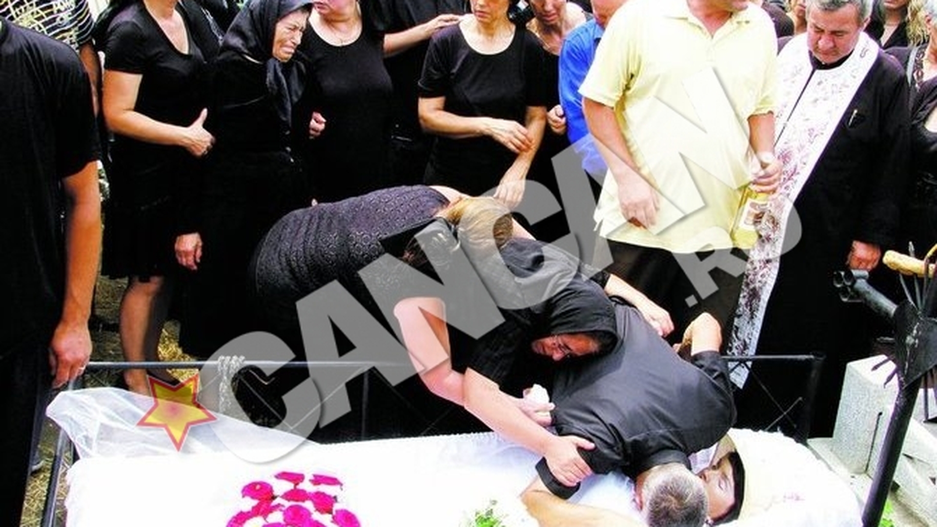 Parintii ziaristei din Iasi ucisa de fratele ei sunt devastati. Ieri si-au ingropat fiica, azi fiul