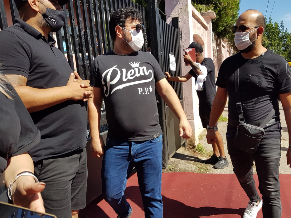 Scene ULUITOARE la căpătâiul lui Emi Pian! Sorin Copilul de Aur a căzut în genunchi în timp ce cânta + Interlopii au ”aruncat” cu bani VIDEO