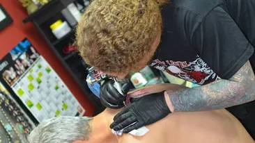 Un celebru antrenor roman de fotbal s-a tatuat la 57 de ani! Vezi ce si-a desenat pe spate