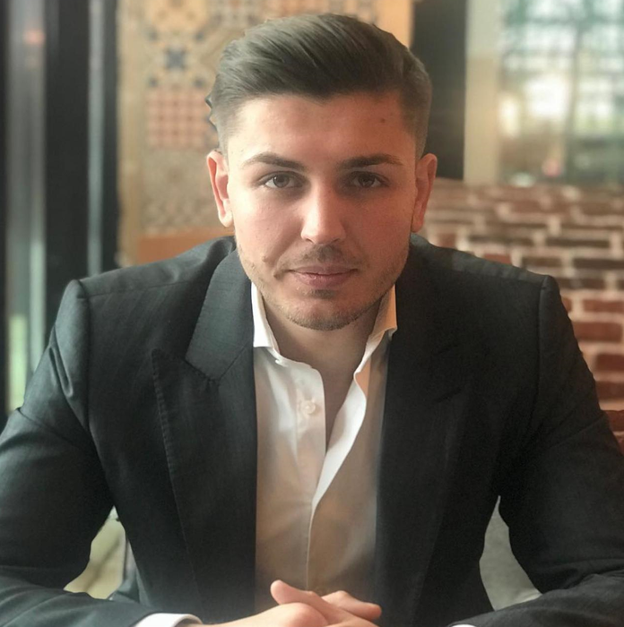Îţi mai aduci aminte de Bogdan Olaru, beizadeaua care spunea că ”un Moet de 100 de euro e nimic”? Nu are loc de muncă, dar… Jonglează frumos între pelerinaje la Athos și fente de lux din contractele cu statul