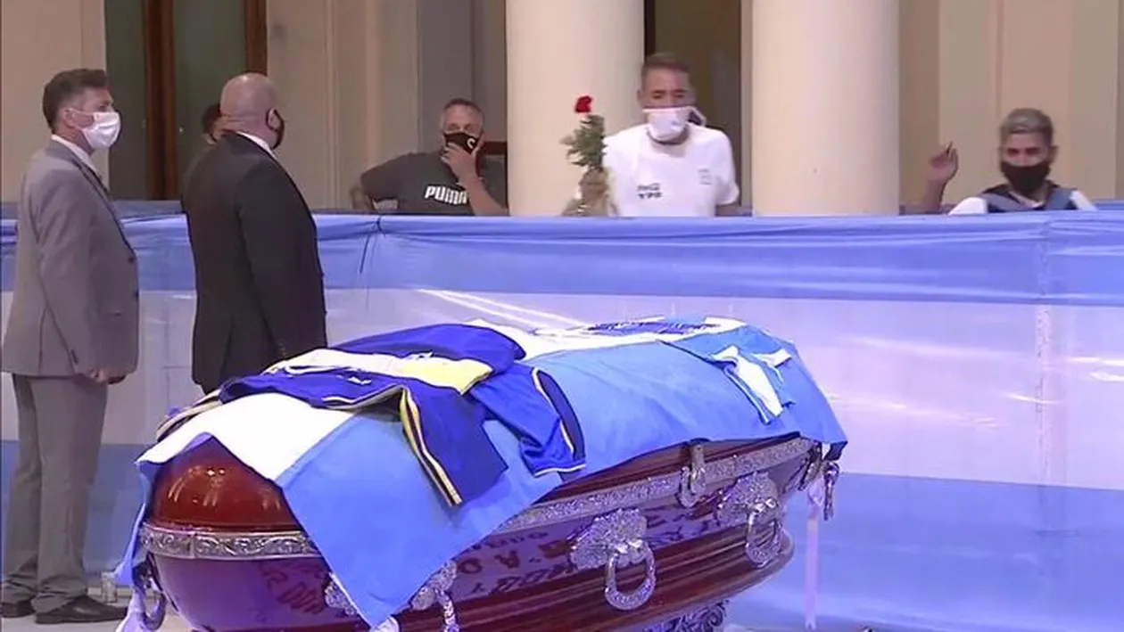 Incidente la înmormântarea lui Maradona! Fostul fotbalist, înhumat în secret, la miezul nopții VIDEO