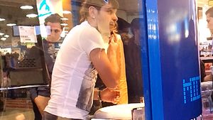 Bărbierul din Ghencea! Un fotbalist stelist a ajuns să se radă în mall în faţa tuturor! Afla de ce