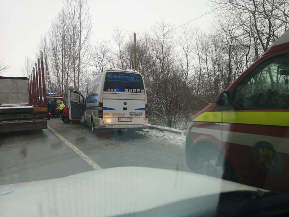 Accident cu două persoane decedate în Sibiu, după ce un autoturism s-a ciocnit cu un microbuz