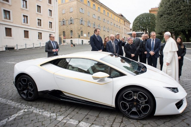 Papa Francisc a primit cadou un Lamborghini Huracan de culoare albă! A spus rapid ce plănuieşte să facă cu super maşina după ce a sfinţit-o