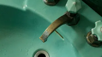 Trucul care îți salvează casa. De la ce riscuri te salvează o hârtie pusă în chiuvetă.