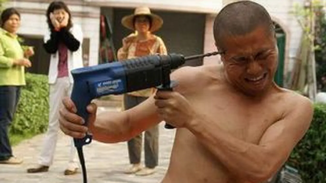 O familie chineza a angajat un calugar shaolin pentru a-si proteja fetita