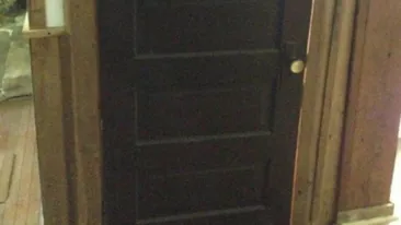 Bunica si-a chemat nepotul pe patul de moarte si i-a cerut sa mearga in camera pe care o tinea mereu incuiata. Ce a gasit barbatul acolo de si-a facut cruce