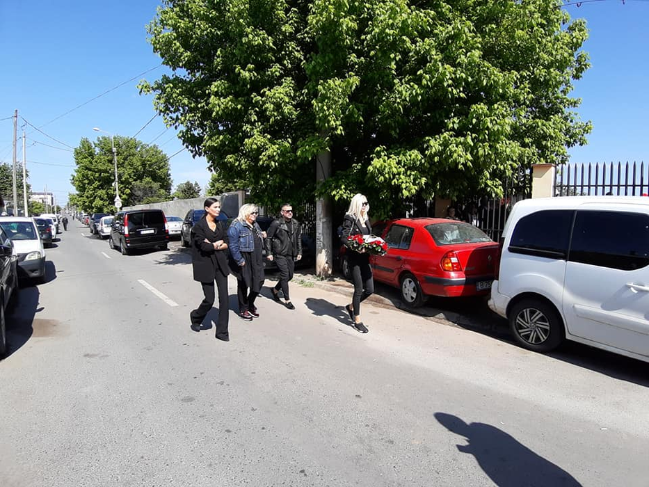A aparut la inmormantarea lui Razvan Ciobanu. Cine este, de fapt, blonda din imagini